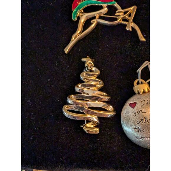 Lot of Seven Vintage Christmas Pins - Picture 3 of 10